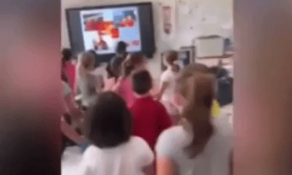 ROMA: BIMBI COSTRETTI A CANTARE L’INNO DELLA ROMA, LE PROTESTE