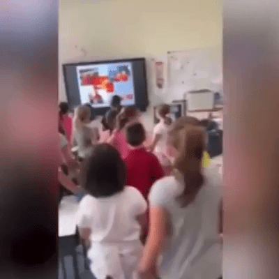 ROMA: BIMBI COSTRETTI A CANTARE L’INNO DELLA ROMA, LE PROTESTE