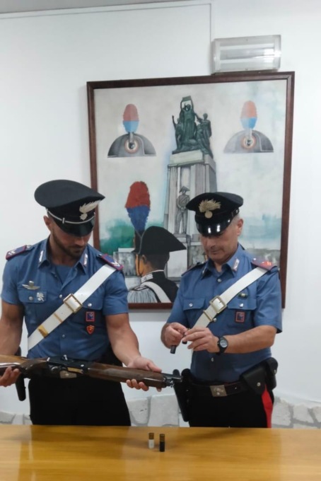 POMEZIA: FUCILE A CANNE MOZZE CON MATRICOLA ABRASA IN CASA, ARRESTATO