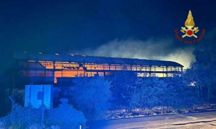 ARDEA: INCENDIO IN VIA LAURENTINA, OPERAZIONI DI SPEGNIMENTO ANCORA IN CORSO