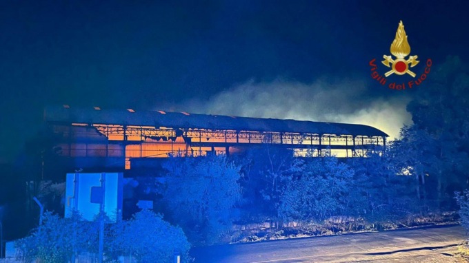 ARDEA: INCENDIO IN VIA LAURENTINA, OPERAZIONI DI SPEGNIMENTO ANCORA IN CORSO