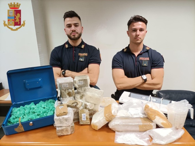 FONTE NUOVA (ROMA): TROVATO CON 9 CHILI DI DROGA, ARRESTATO