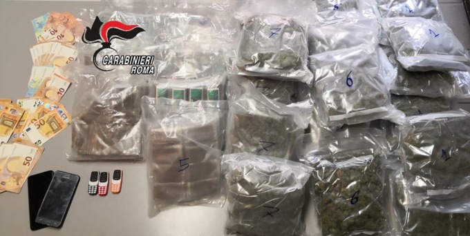 ROMA: DICIASSETTE CHILI DI DROGA NEI PACCHI