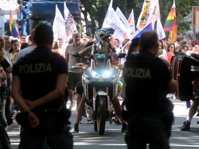 ROMA: GAY PRIDE, HANNO SFILATO IN MIGLIAIA