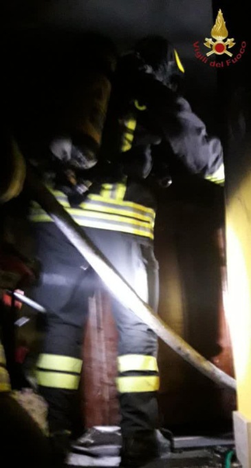 ROMA: INCENDIO IN UN APPARTAMENTO, FERITO UN ANZIANO
