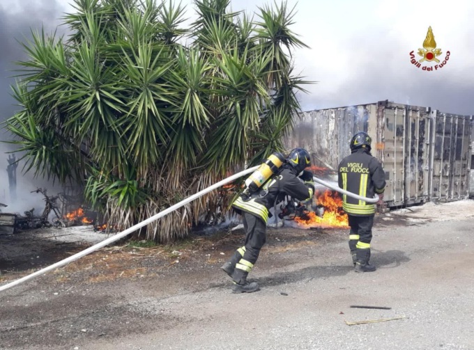 ROMA: VASTO INCENDIO, EVACUATE CASE E CENTRO ESTIVO