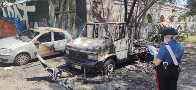 ROMA: CAMPER INCENDIATO ALL’AVENTINO, UN ARRESTO