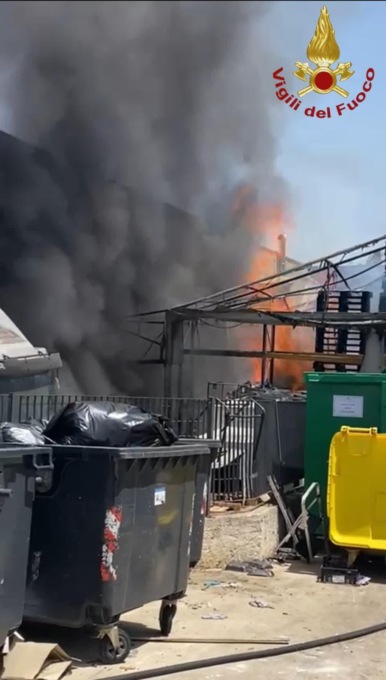 ROMA: INCENDIO IN UN CAPANNONE INDUSTRIALE