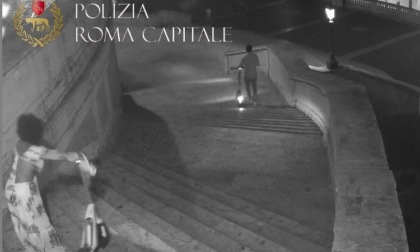 ROMA: LANCIANO UN MONOPATTINO DALLA SCALINATA DI TRINITA’ DE MONTI, DENUNCIA E MULTA PER UNA COPPIA DI TURISTI AMERICANI