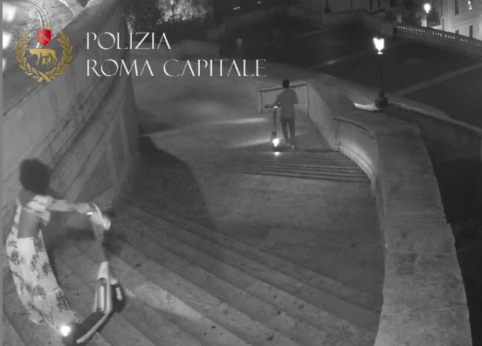 ROMA: LANCIANO UN MONOPATTINO DALLA SCALINATA DI TRINITA’ DE MONTI, DENUNCIA E MULTA PER UNA COPPIA DI TURISTI AMERICANI