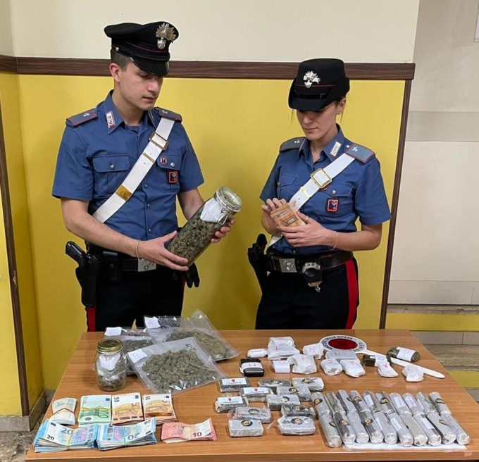 ROMA: DROGA E SOLDI IN CASA, ARRESTATO