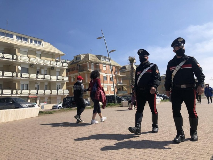 OSTIA: CONTROLLI SUL LITORALE, SANZIONATI DUE STABILIMENTI BALNEARI