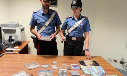 ROMA: CENTRALE DI SPACCIO IN CASA, FAMIGLIA IN MANETTE