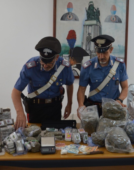 POMEZIA: TROVATO CON 20 CHILI DI DROGA