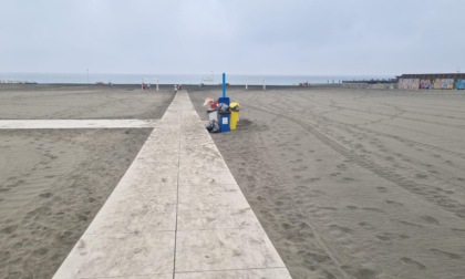 ROMA: FESTA SULLA SPIAGGIA AD OSTIA, ALLONTANATI