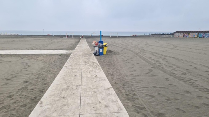 ROMA: FESTA SULLA SPIAGGIA AD OSTIA, ALLONTANATI