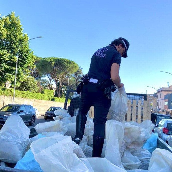 ROMA: TRASPORTA RIFIUTI ILLEGALMENTE E SENZA PATENTE, SCATTA LA DENUNCIA