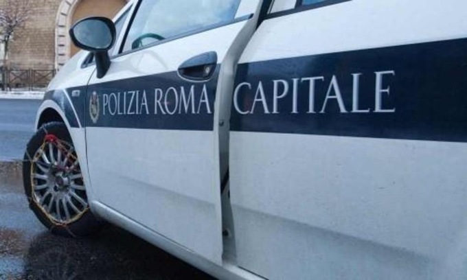 ACILIA (ROMA): 4 ANZIANI FERITI IN UNO SCONTRO TRA UN’AUTO ED UN PULMINO
