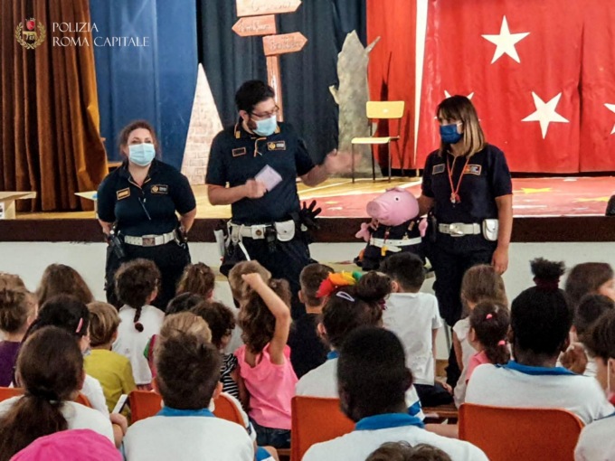 ROMA: EDUCAZIONE STRADALE NELLE SCUOLE, LA POLIZIA LOCALE CONSEGNA “LA PATENTE DEL BUON PEDONE”