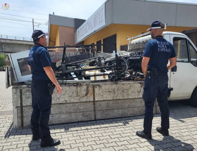 ROMA: SMALTIMENTO ILLECITO DEI RIFIUTI,  DENUNCIATI DUE CAMIONISTI