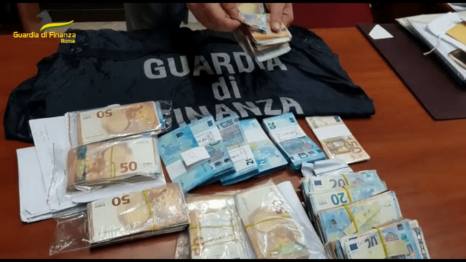 ROMA: ESTORSIONE AI COMMERCIANTI, TRE INTERDIZIONI