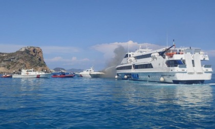 PONZA: SABATO DI PAURA PER IMBARCAZIONE IN FIAMME