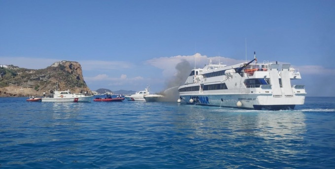 PONZA: SABATO DI PAURA PER IMBARCAZIONE IN FIAMME