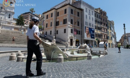 ROMA: SI BAGNA I PIEDI NELLA BARCACCIA, MULTA E DASPO PER TURISTA INGLESE