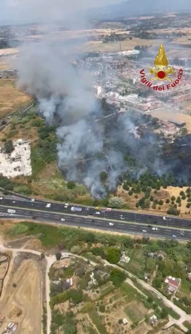 ROMA: VASTO INCENDIO A CASAL MONASTERO