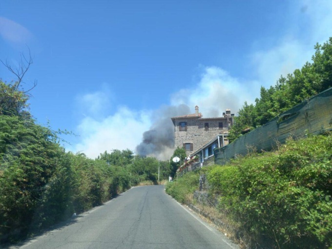 GENZANO: INCENDIO VICINO A CASE E NEGOZI, GENTE IN FUGA