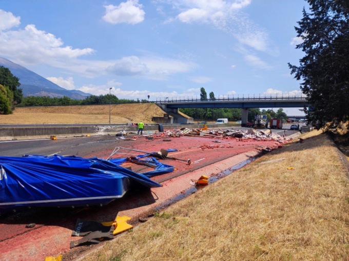 PONTECORVO: INCIDENTE SULL’A1, PASSATA DI POMODORO SULL’ASFALTO