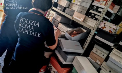 ROMA: MAXI SEQUESTRO DI SCARPE IN ZONA MARCONI, BLITZ DELLA POLIZIA LOCALE