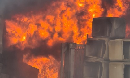 ROMA: VASTO INCENDIO IN DEPOSITO EDILE