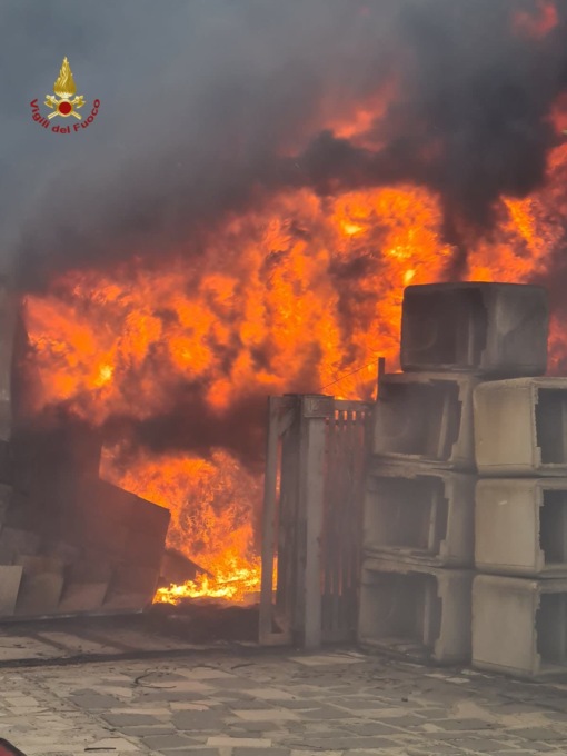 ROMA: VASTO INCENDIO IN DEPOSITO EDILE