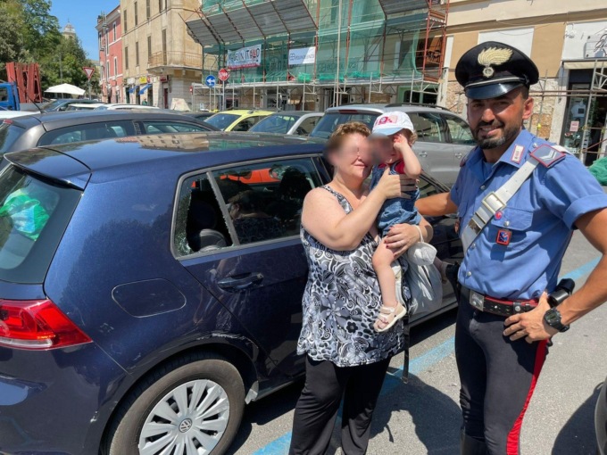 MONTEROTONDO: BIMBA SI CHIUDE IN AUTO, SALVATA DAI CARABINIERI