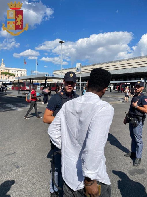 ROMA: ACCOLTELLA UN UOMO PER RAPINARLO, ARRESTATO