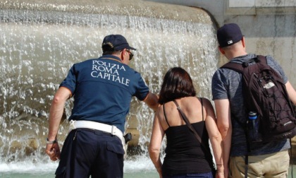 ROMA: TENTA DI FARE IL BAGNO NELLA FONTANA DI CAMPO DE' FIORI