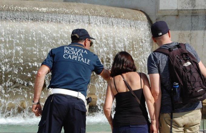 ROMA: TENTA DI FARE IL BAGNO NELLA FONTANA DI CAMPO DE’ FIORI