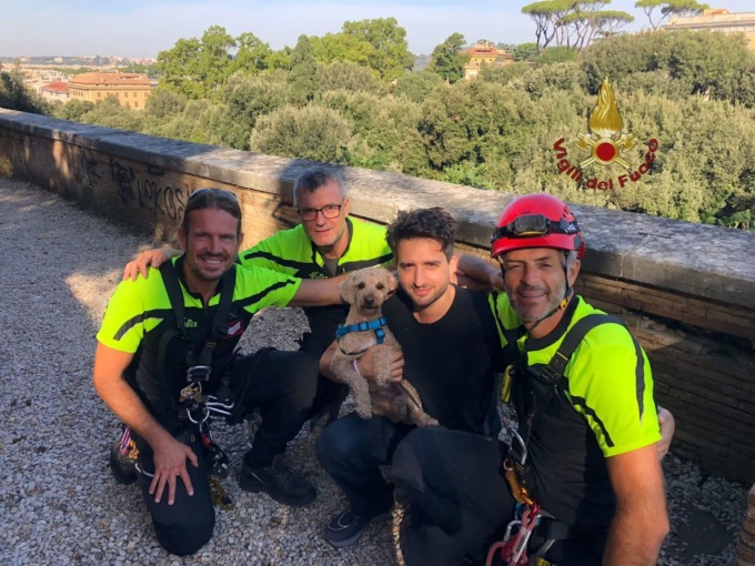 ROMA: VILLA BORGHESE, CAGNOLINO SALVATO DAI VIGILI DEL FUOCO