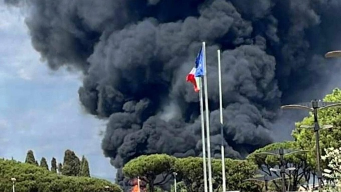 ROMA: INCENDIO AGLI STUDIOS DI CINECITTA’, BRUCIANO LE SCENOGRAFIE