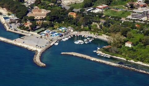 FORMIA: FINISCE CON L’AUTO IN MARE E MUORE