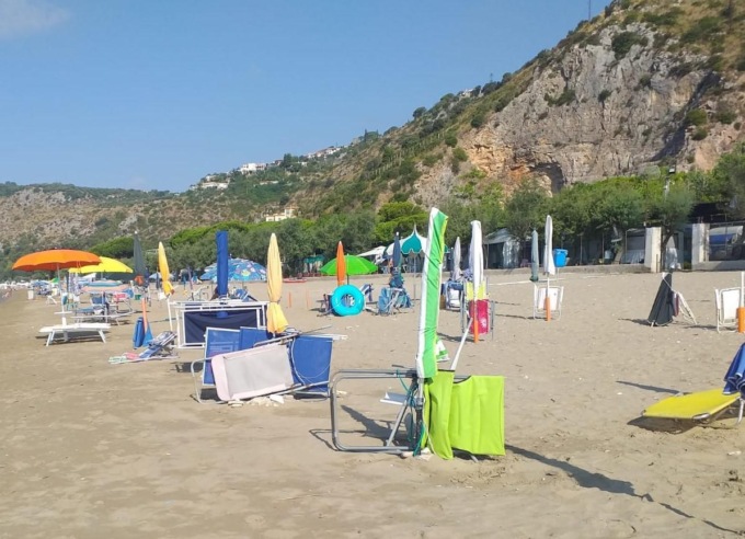 TERRACINA/S.FELICE: RIMOSSE ATTREZZATURE BALNEARI