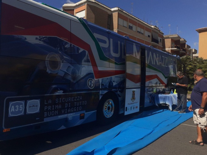 TERRACINA: IL PULLMAN AZZURRO DELLA POLSTRADA
