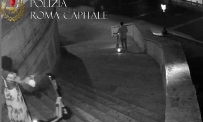 ROMA: LANCIA IL MONOPATTINO DA TRINITA' DEI MONTI, RISCHIA IL PROCESSO