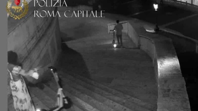 ROMA: LANCIA IL MONOPATTINO DA TRINITA’ DEI MONTI, RISCHIA IL PROCESSO