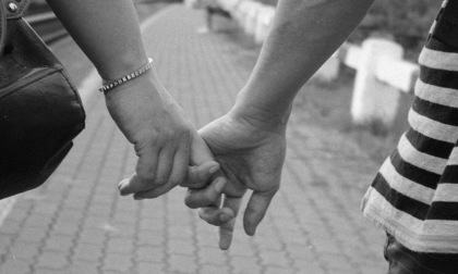 SPERLONGA: RAGAZZE AGGREDITE PER UN BACIO