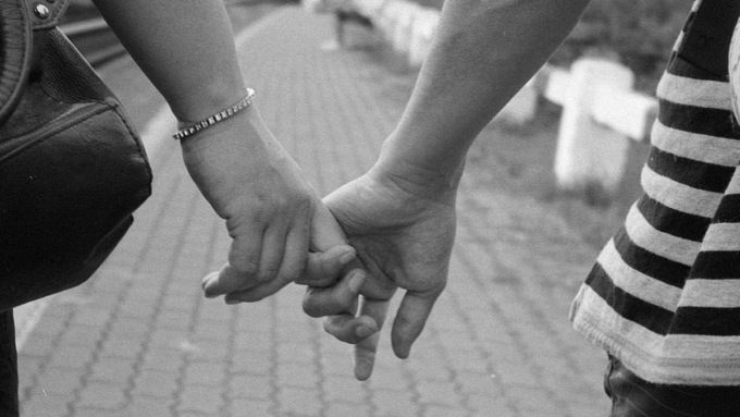 SPERLONGA: RAGAZZE AGGREDITE PER UN BACIO