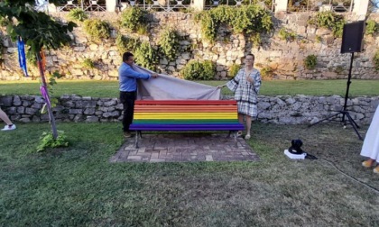 FONDI: INAUGURATA LA PANCHINA ARCOBALENO