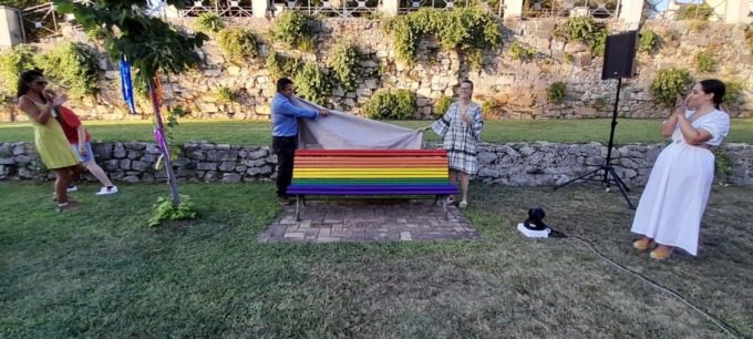 FONDI: INAUGURATA LA PANCHINA ARCOBALENO