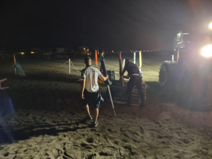TERRACINA: BLITZ IN SPIAGGIA, SEQUESTRATI 1200 TRA LETTINI, OMBRELLONI E SDRAIO